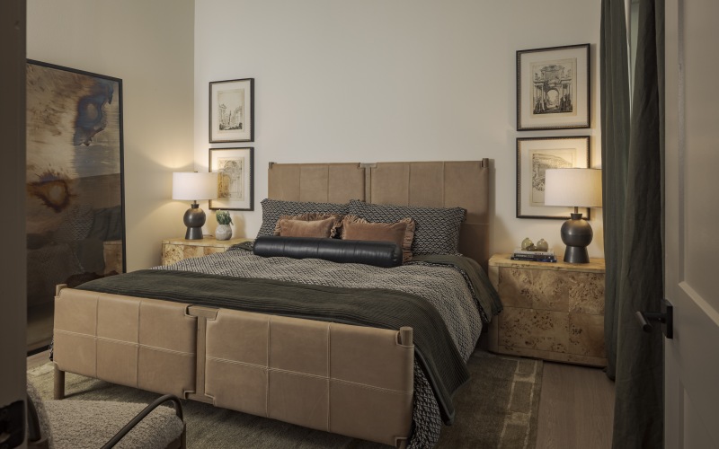 King size bed with two nightstand giving a sleek but modern space to lay your head